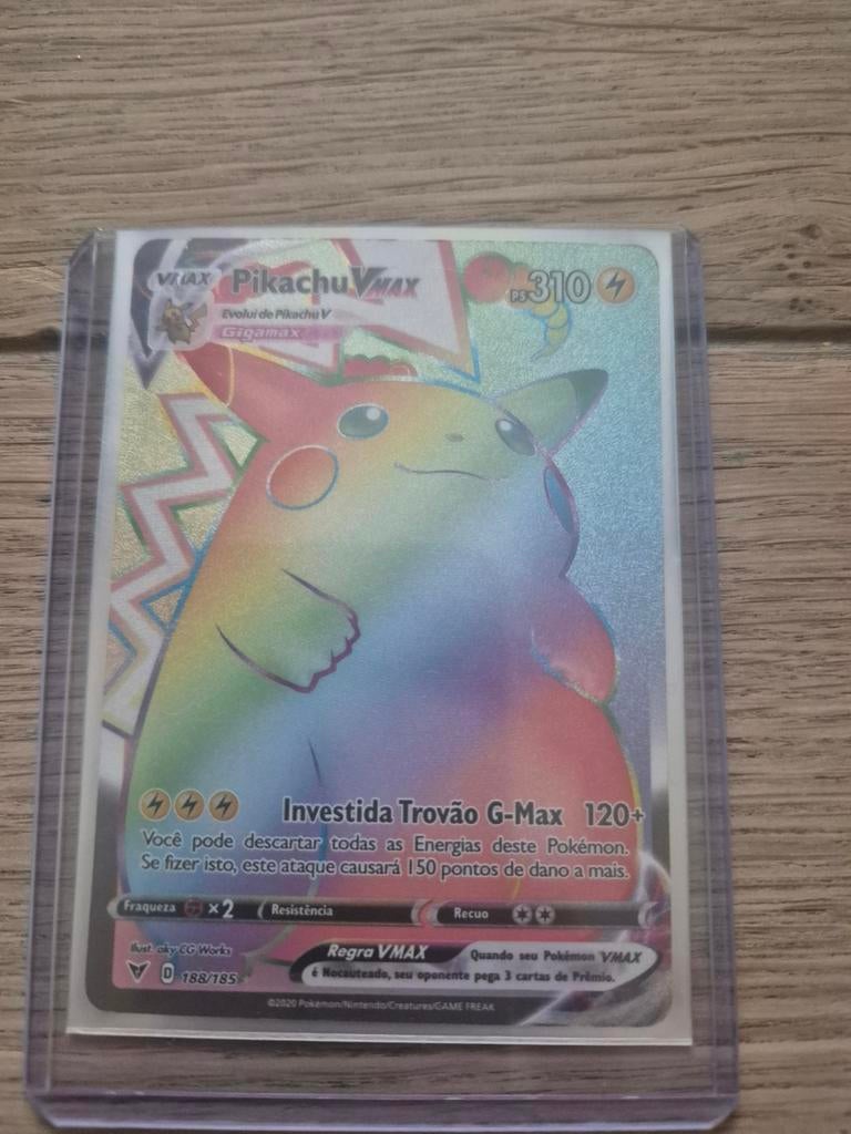Pikachu VMAX Rainbow Rare Pokémon Kaart (Portugees), Hobby en Vrije tijd, Verzamelkaartspellen | Pokémon, Ophalen of Verzenden