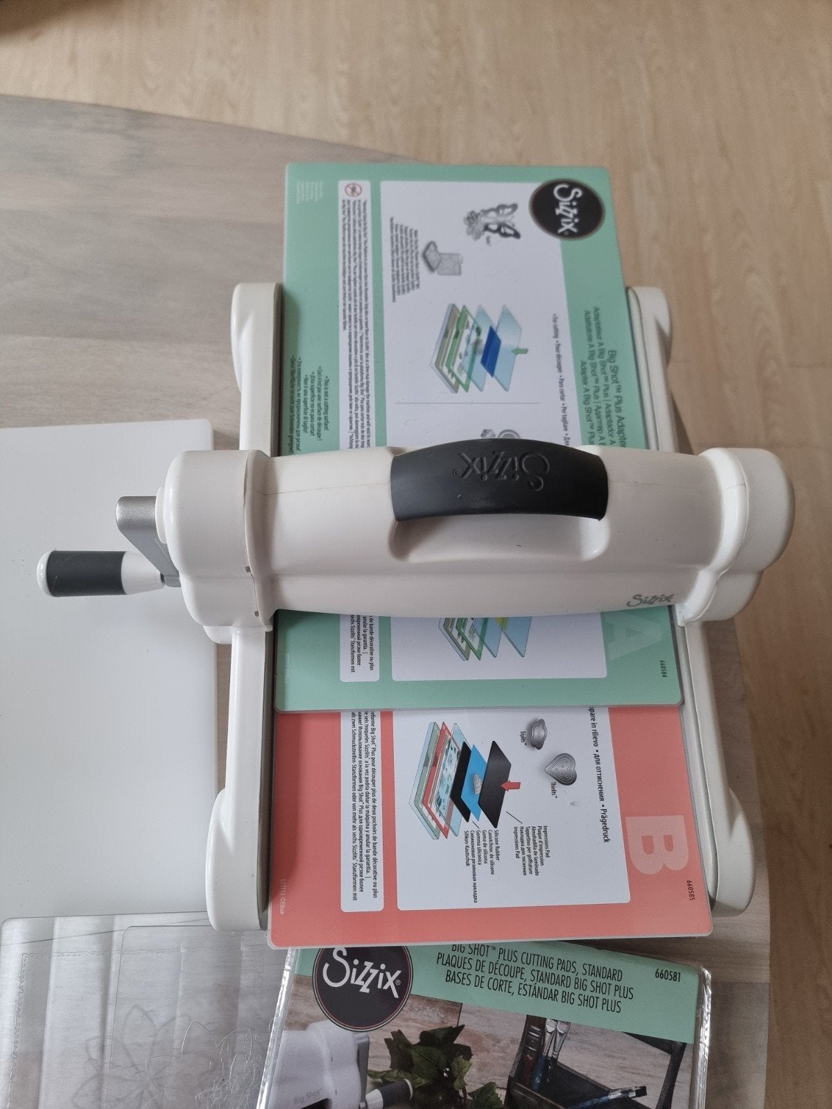 Sizzix Big Shot Plus snij- en embossingmachine met platen, Ophalen