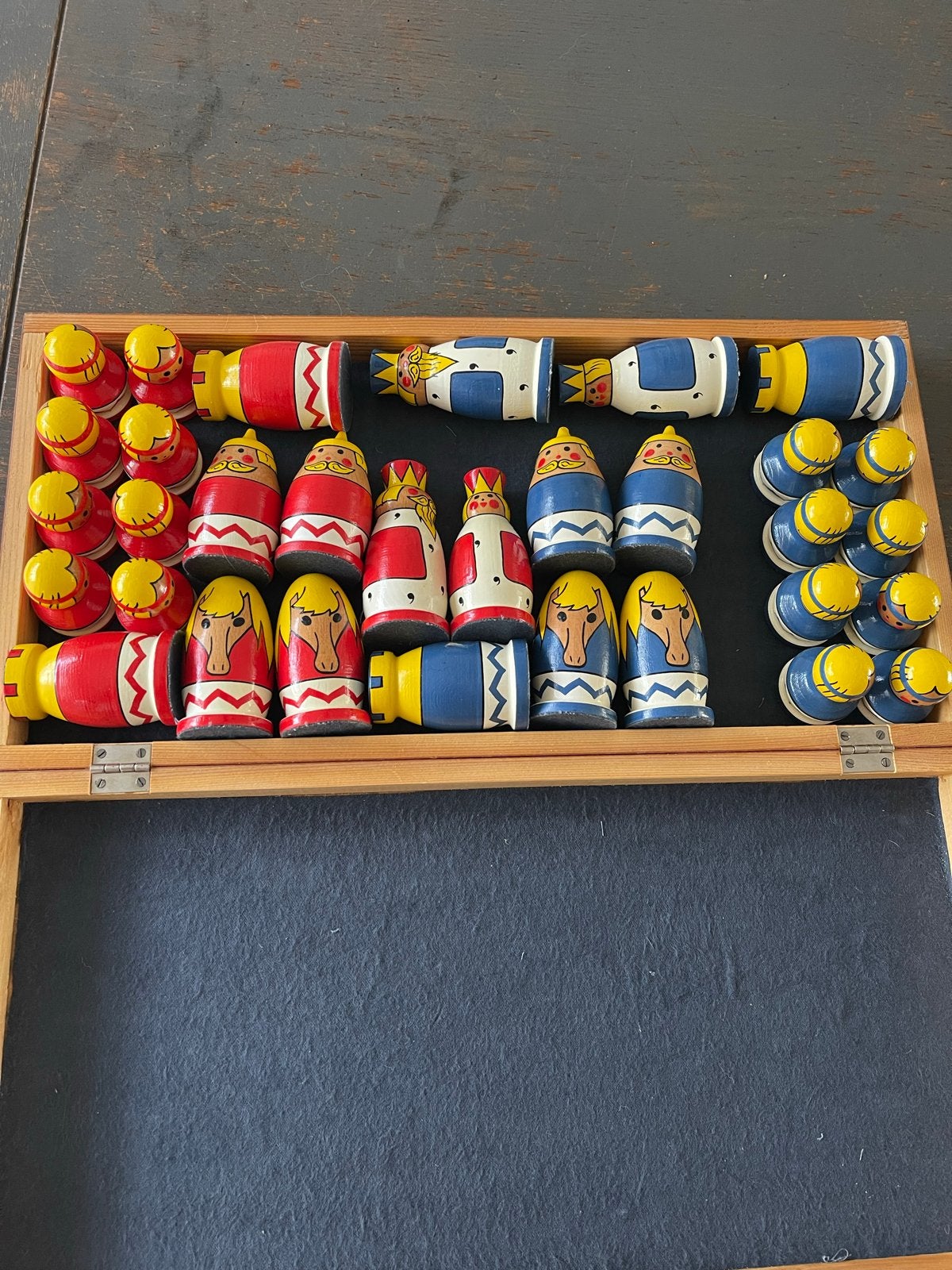 Uniek houten schaakspel met handgeschilderde stukken, Ophalen of Verzenden, Gebruikt, Schaken