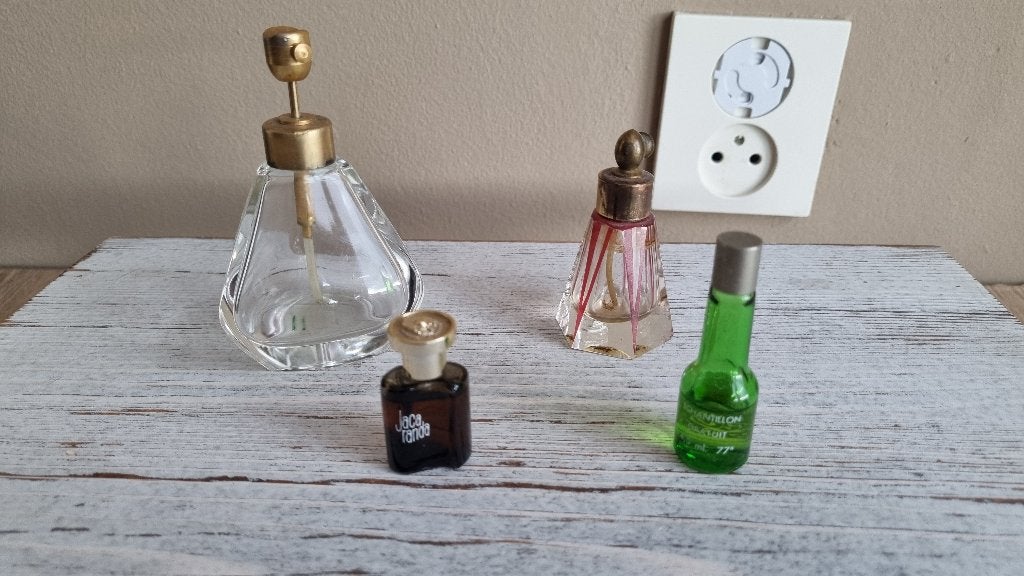 4 mooie Antiek Vintage Parfum Flesjes 2 x Leeg 2 x Gevuld, Antiek en Kunst, Verzenden
