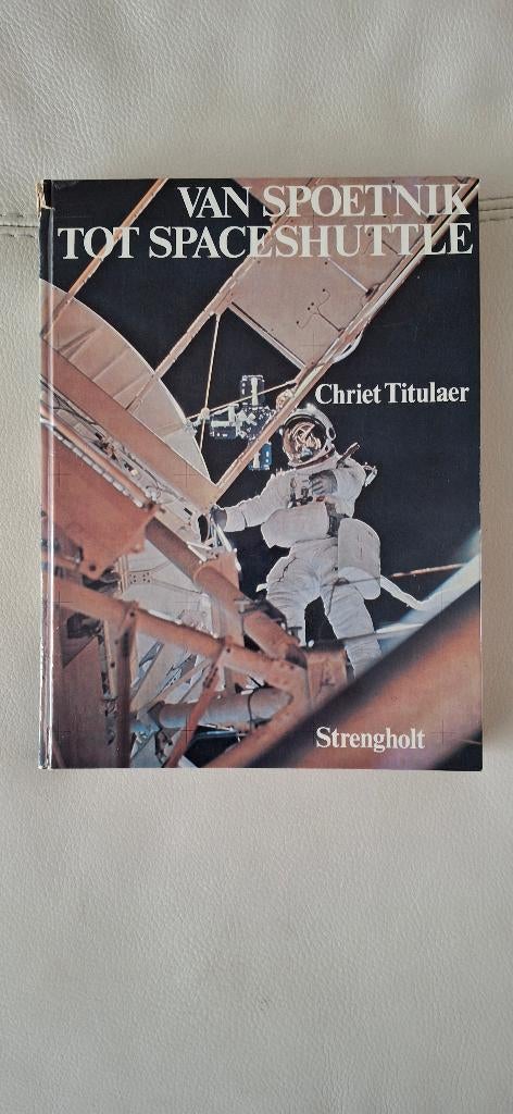 Chriet Titulaer - van Spoetnik tot Spaceshuttle (1978),, Gelezen, Chriet Titulaer, Ophalen of Verzenden, Natuurwetenschap