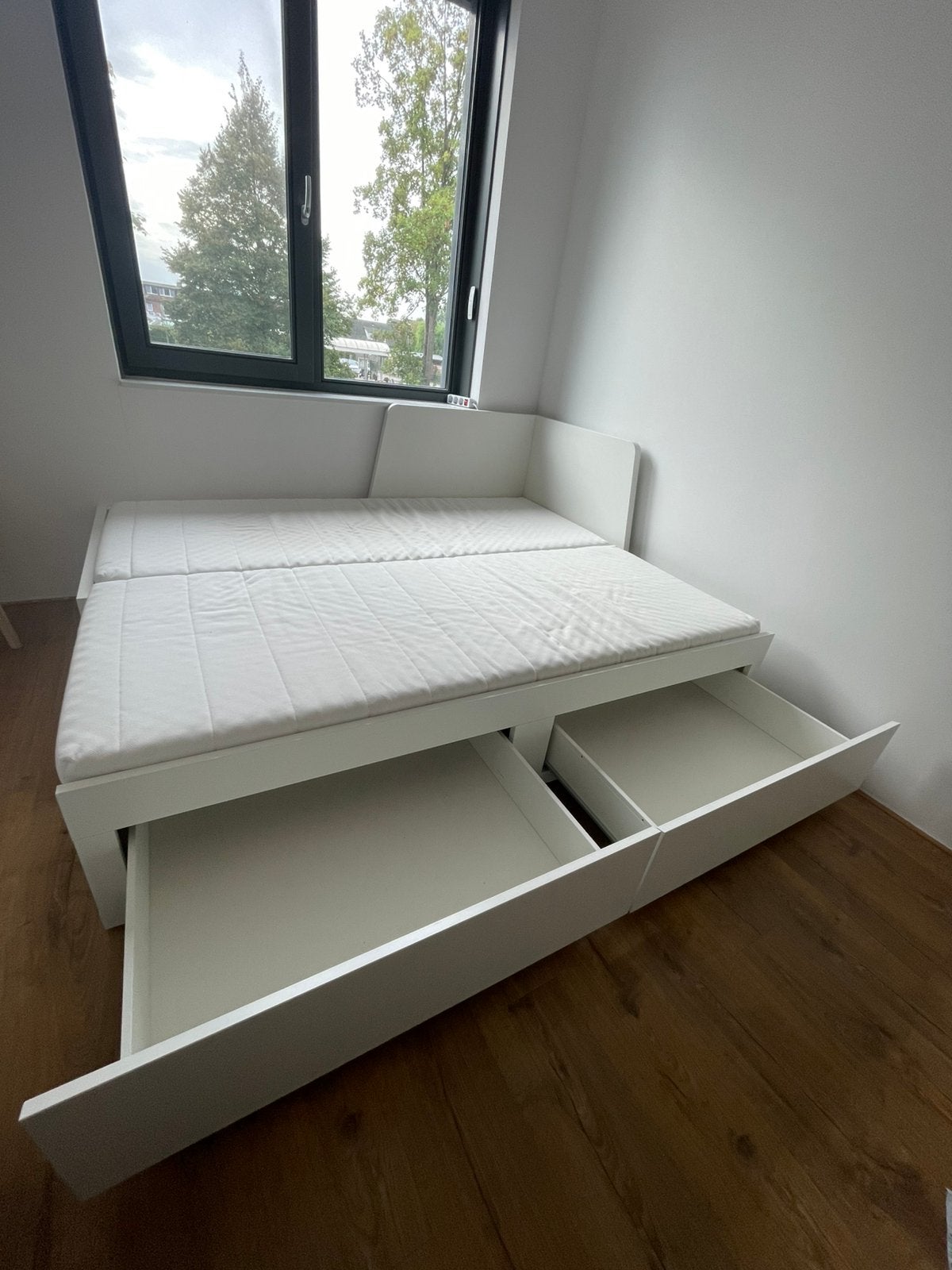 Flekke bedbank met 2 laden en matrassen, Ophalen, Eenpersoons, Wit, Zo goed als nieuw