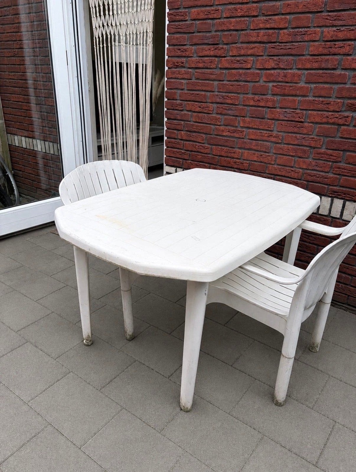 Gratis 2-persoons tuinset - Tafel met 2 stoelen wit, Kunststof, Gebruikt, Eettafel, Tuinset