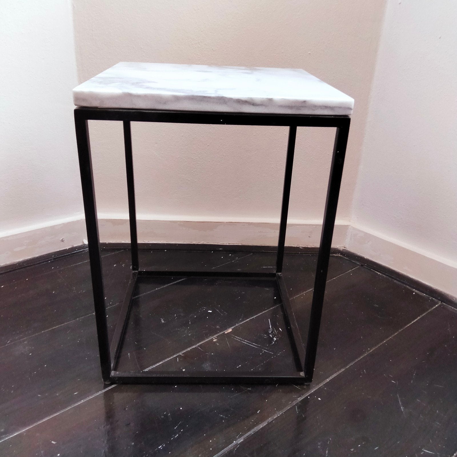 LOFT 42 MARBLE bijzettafel vierkant marmer zwart metaal, Huis en Inrichting, Woonaccessoires | Zuilen en Pilaren, Ophalen, Zo goed als nieuw