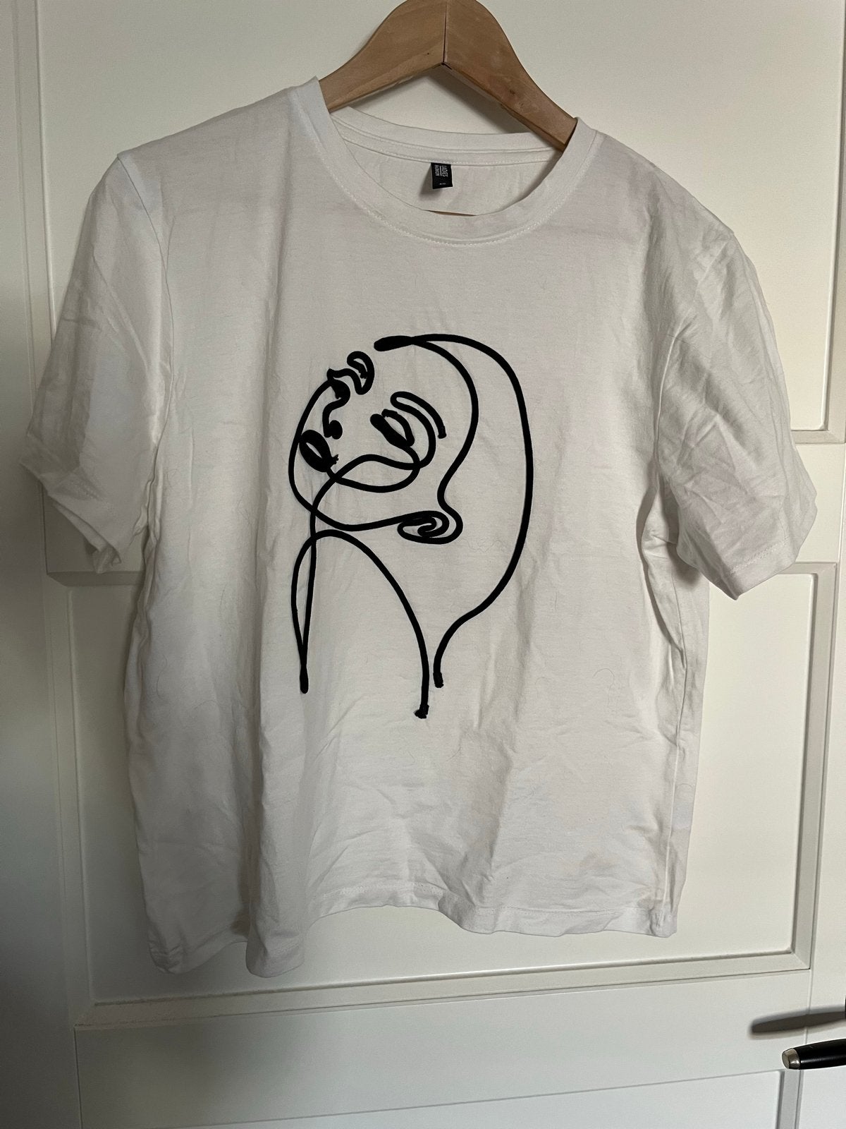 Wit T-shirt met abstract gezicht - Maat 40, Maat 38/40 (M), Wit, Ophalen of Verzenden, Zo goed als nieuw