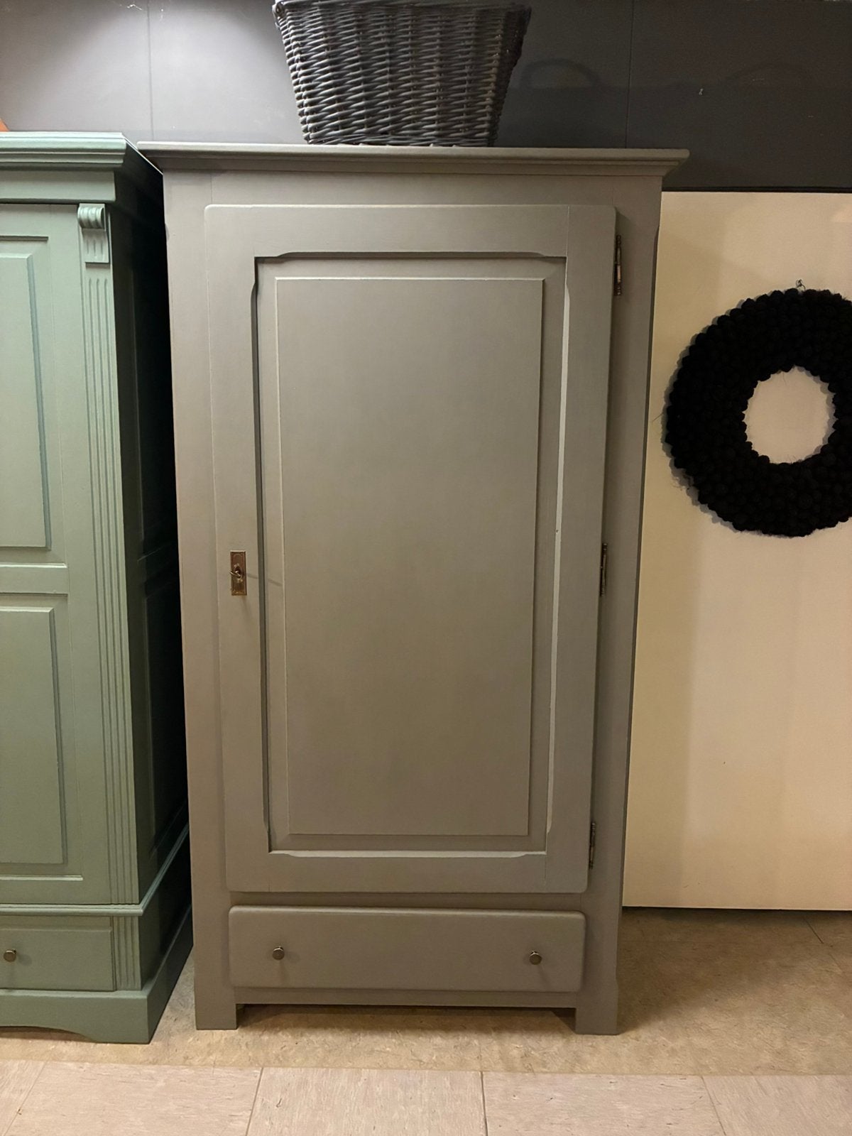 Brocante ééndeurs kasr Taupe, Kinderen en Baby's, Kinderkamer | Commodes en Kasten, 50 tot 70 cm, 105 cm of meer, Ophalen of Verzenden