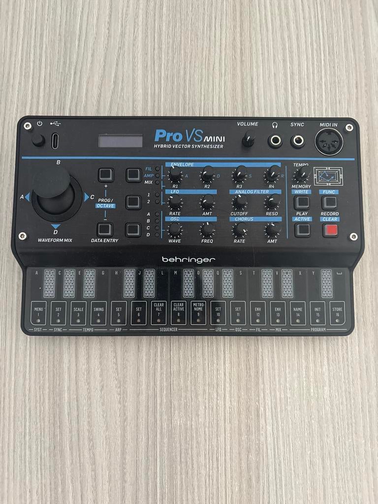 Behringer Pro VS Mini Hybrid Vector Synthesizer, Auto diversen, Kentekenplaathouders, Zo goed als nieuw, Ophalen of Verzenden