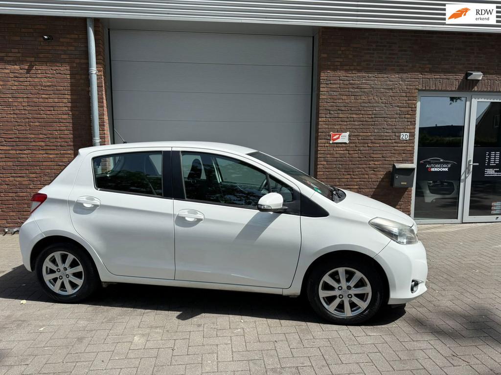 Toyota Yaris 1.3 VVT-i Comfort|AIRCO|NIEUWE APK|LEUKE AUTO, Auto's, Toyota, Voorwielaandrijving, Euro 5, Stof, Zwart