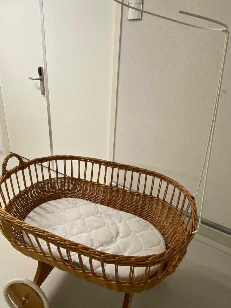 Nostalgische houten en stoffen wieg op wielen met matrasje, Ophalen, Gebruikt, Wieg