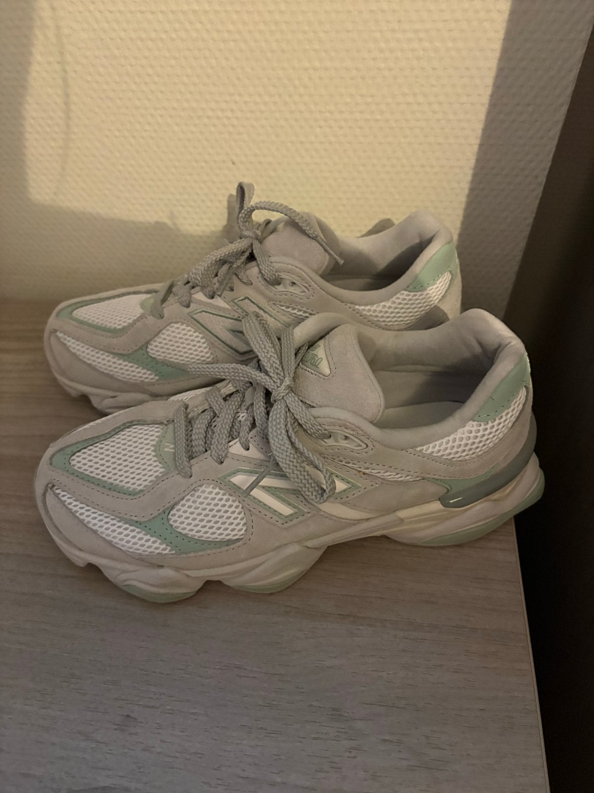 New Balance 9060 maat 40, Ophalen of Verzenden, Grijs, Sneakers of Gympen, Zo goed als nieuw