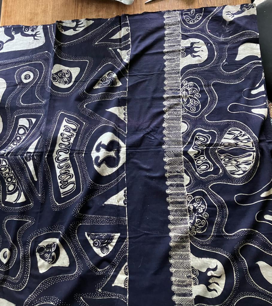 Coupon donkerblauw met beige batik katoen, Hobby en Vrije tijd, Blauw, 120 cm of meer, Nieuw, Ophalen of Verzenden