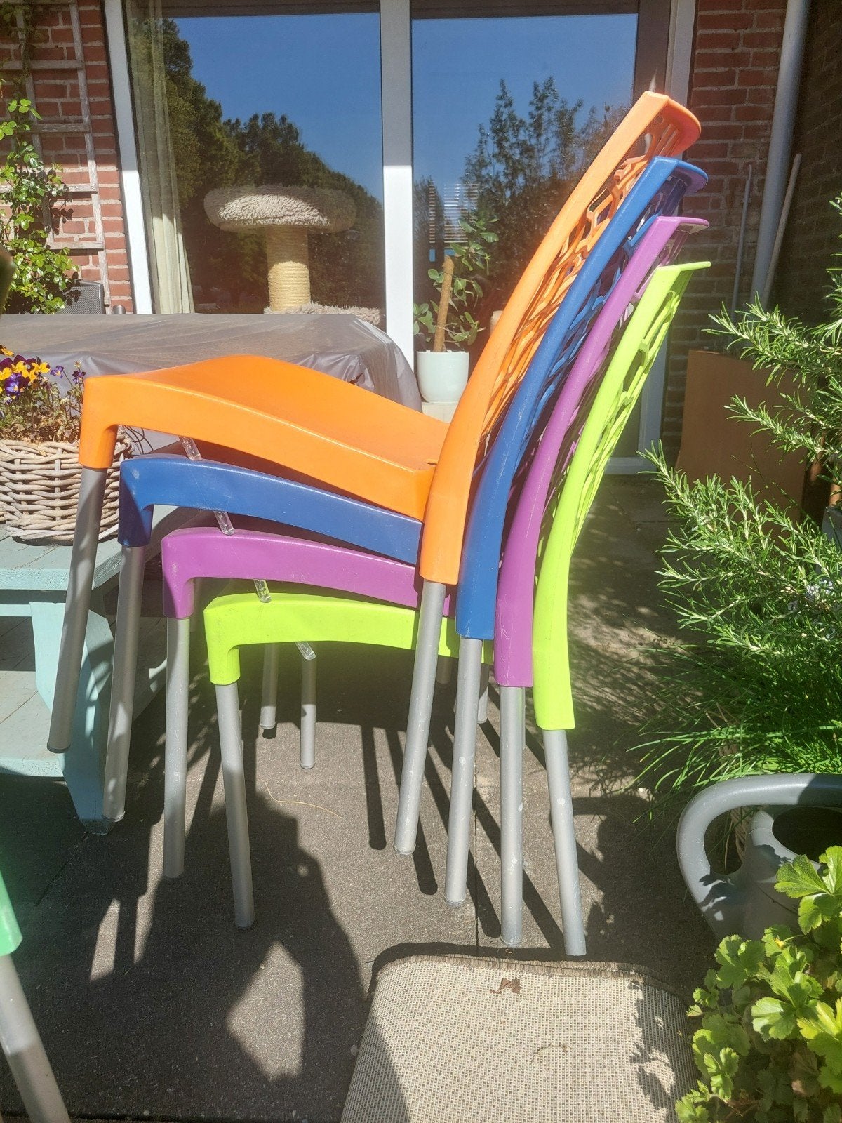 Superleuk gekleurde en stapelbare stoelen en gratis tafel, Ophalen, Kunststof, Gebruikt, Eettafel