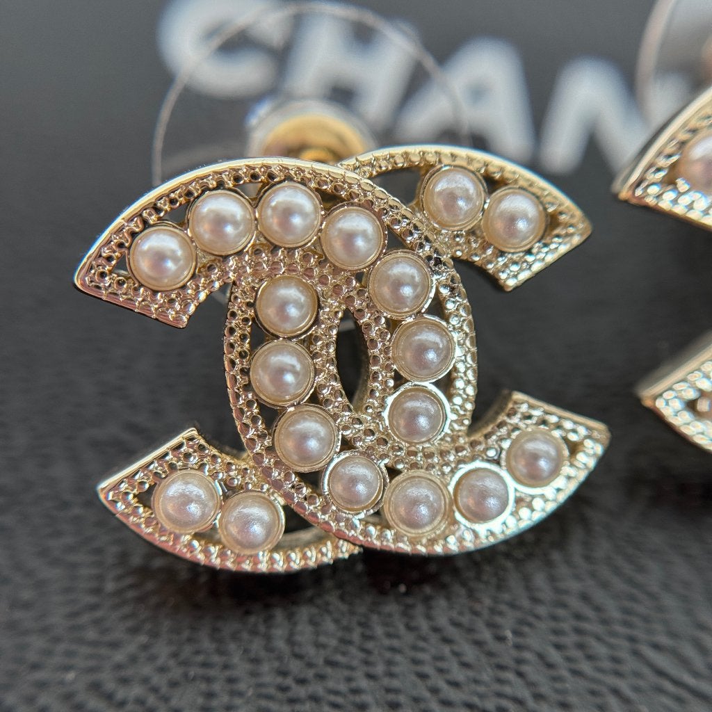 Oorbellen earrings Chanel A21C pearl coco parels CC'tjes image 5