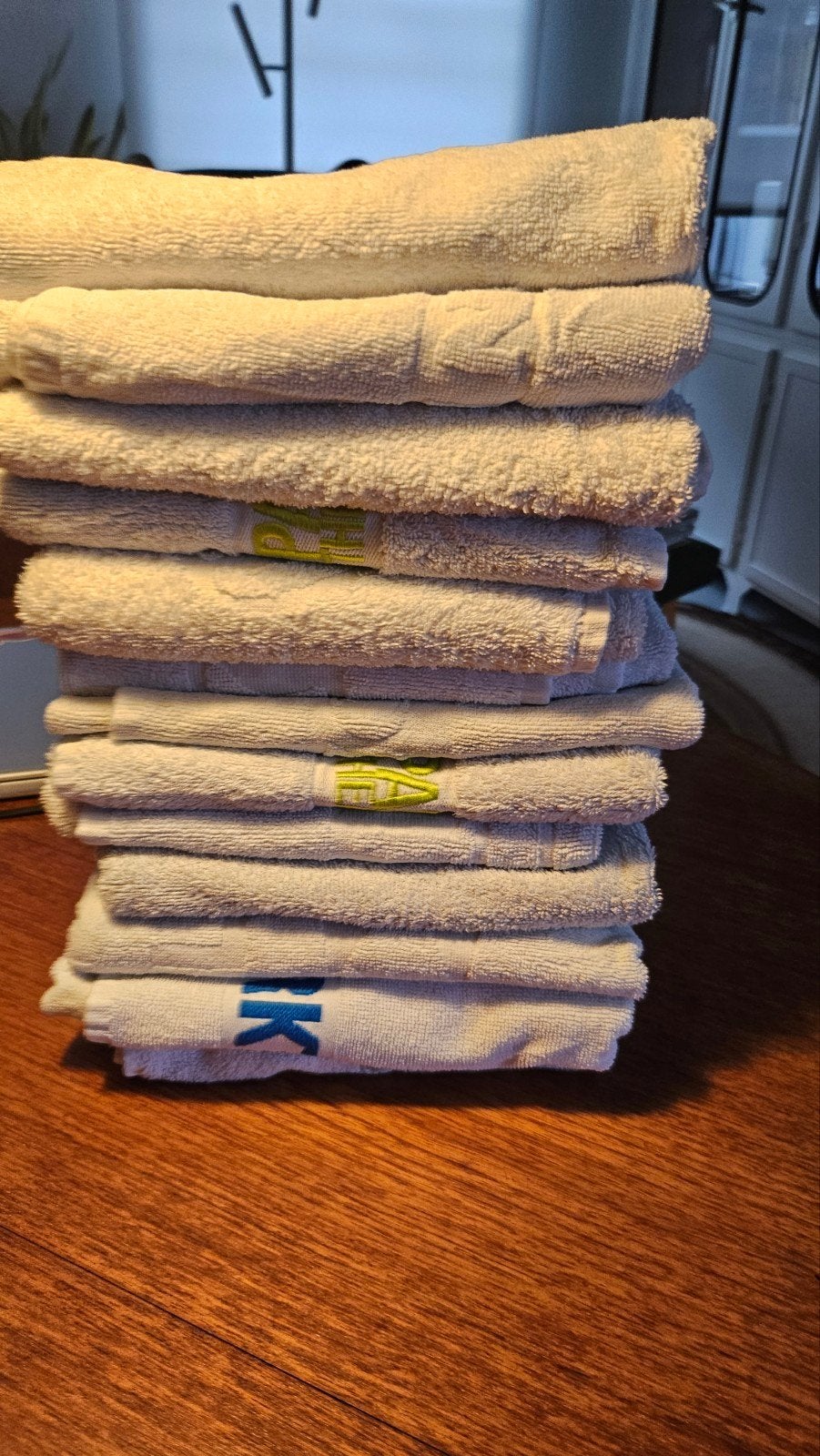 Set van 10 witte handdoeken met hotel logo's, Gebruikt, Handdoek, Ophalen of Verzenden, Wit