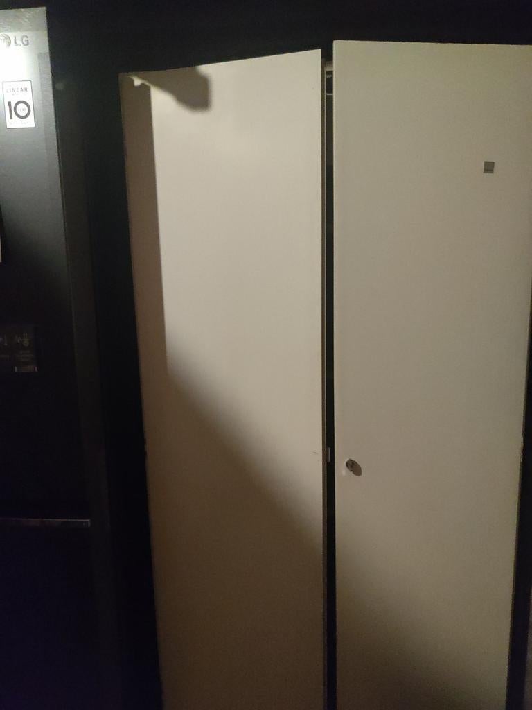 Gratis ophalen ,Kast  ideaal voor in de schuur (, Tuin en Terras, Ophalen, Gebruikt