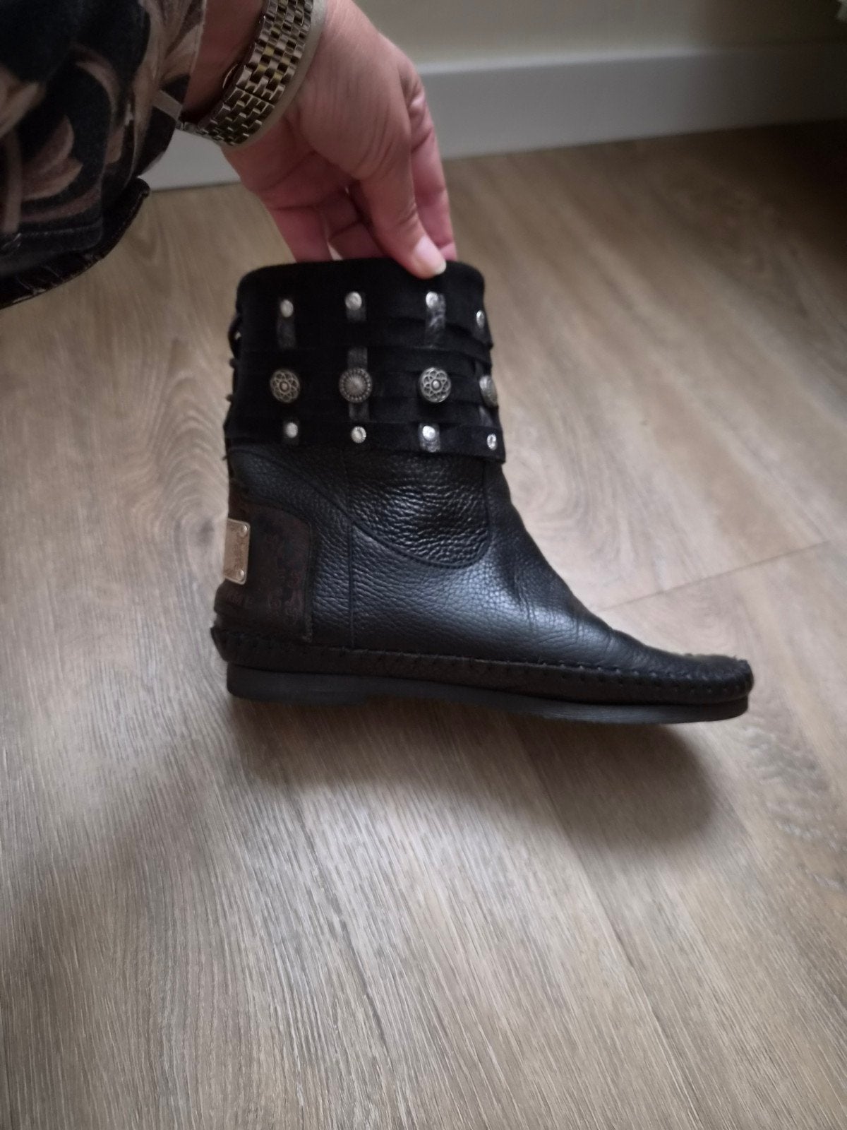 Zwarte leren laarzen, mt 38 met studs, merk KARMA OF CHARME, Kleding | Dames, Zwart, Lage of Enkellaarzen, Ophalen of Verzenden