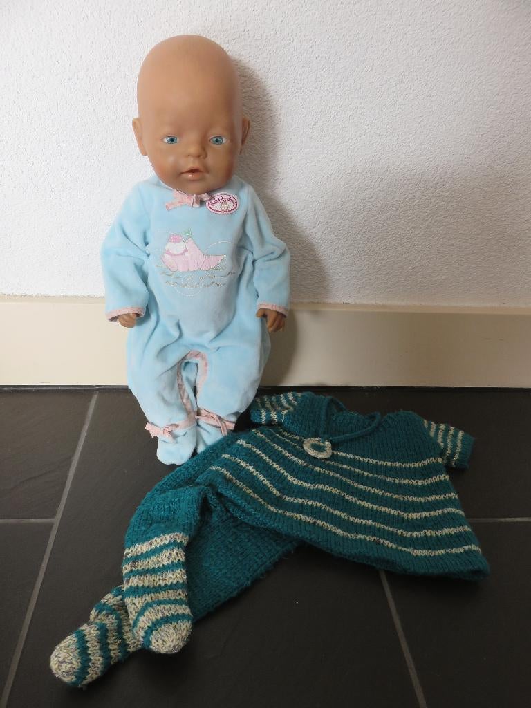 Baby born pop met trappelpak en extra kleding., Ophalen of Verzenden, Gebruikt, Babypop
