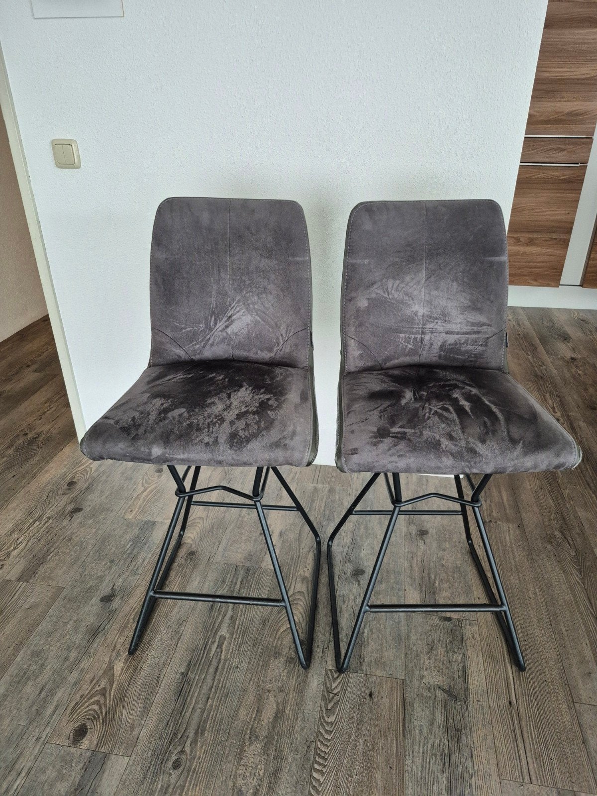 Set van 2 suède lederen barkrukken/stoelen, Huis en Inrichting, Ophalen, Gebruikt, Twee, Modern, Industrieel