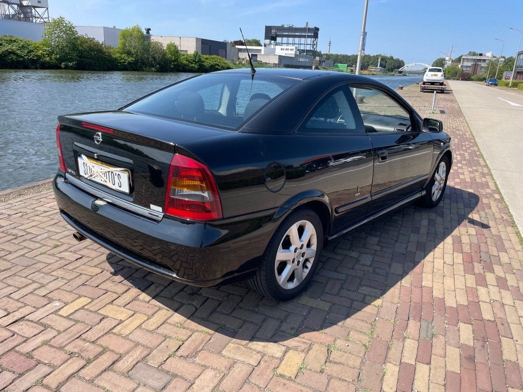 Opel ASTRA Coupé 2.2 ltr . Bertone ., Auto's, Opel, Gebruikt, 4 cilinders, 4 stoelen, Zwart