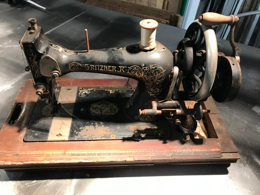 Oude antieke Gritzner naaimachine, Ophalen