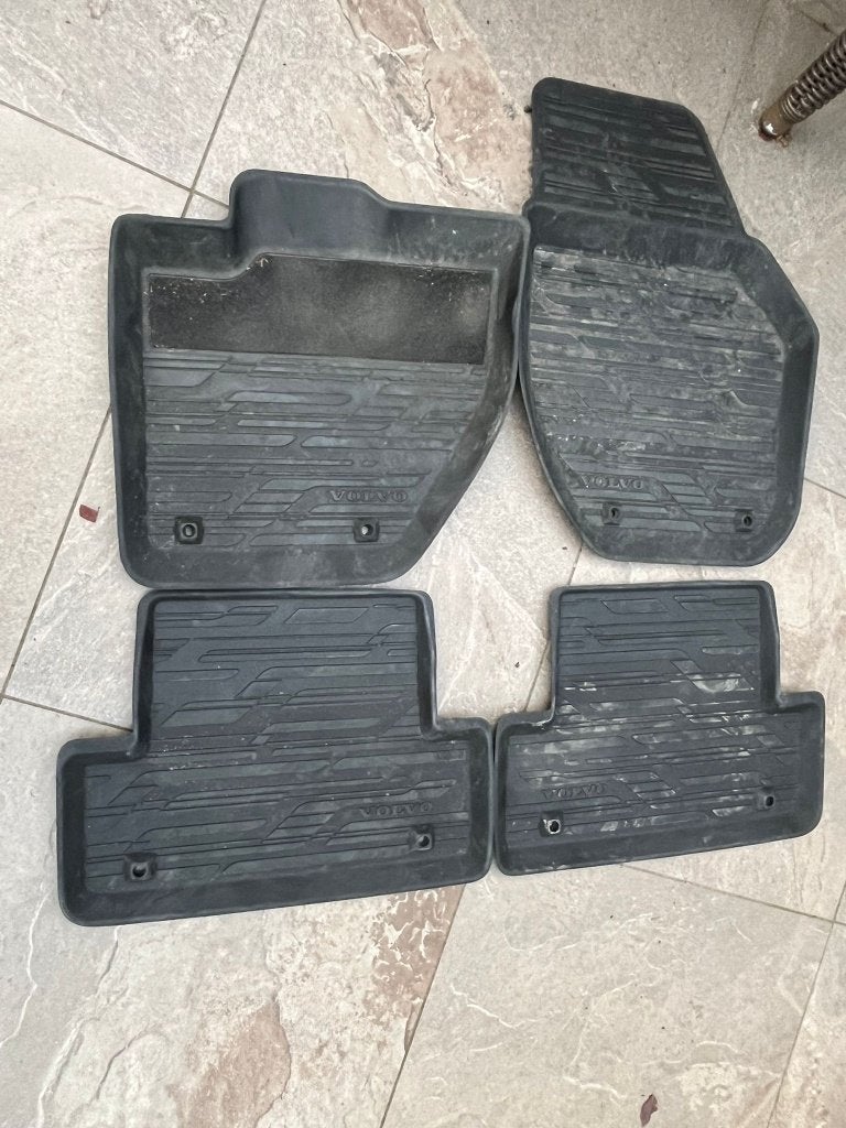 Te koop: mattenset compleet met kofferbakmat Volvo V40 2016, Ophalen, Gebruikt, Volvo