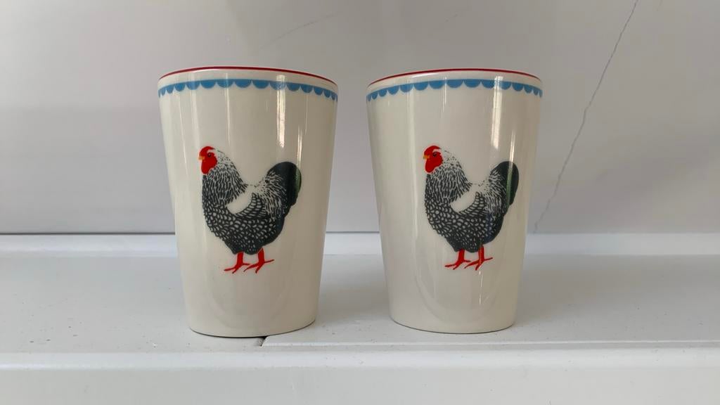 Twee mokken kip AH zgan, Huis en Inrichting, Keuken | Servies, Ophalen, Zo goed als nieuw, Overige stijlen, Kop(pen) en/of Schotel(s)