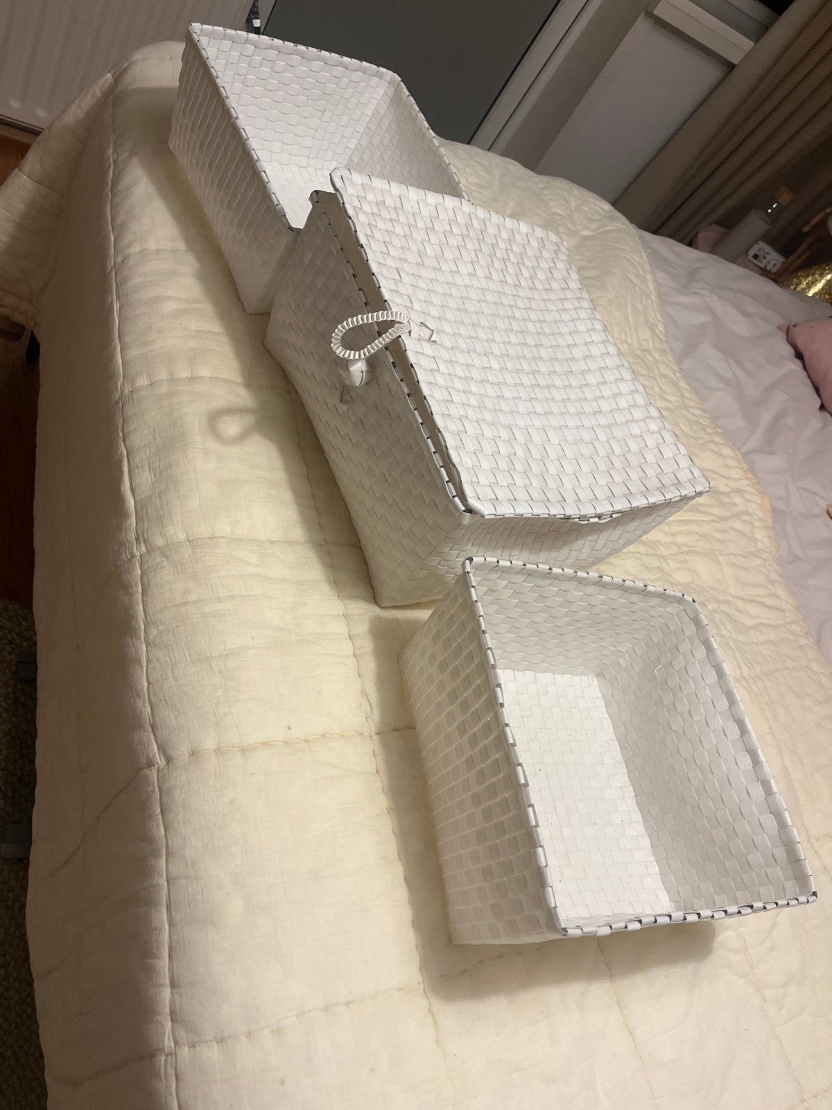 Witte plastic gevlochten manden (ca. 30x30 en 40x40 cm), Kunststof, Gebruikt, Gevlochten, Mand