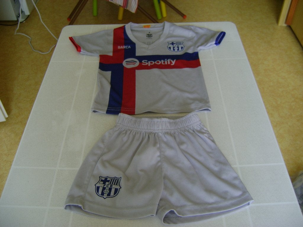 2del barca setje maat 98 shirt /broek in blauw/grijs en rood, Barca, Ophalen of Verzenden, Zo goed als nieuw, Setje