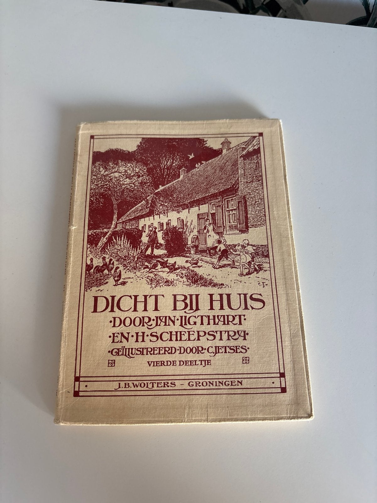 Dicht Bij Huis - Vierde Deeltje (Oud Boek), Boeken, Ophalen of Verzenden, Gelezen, Fictie algemeen