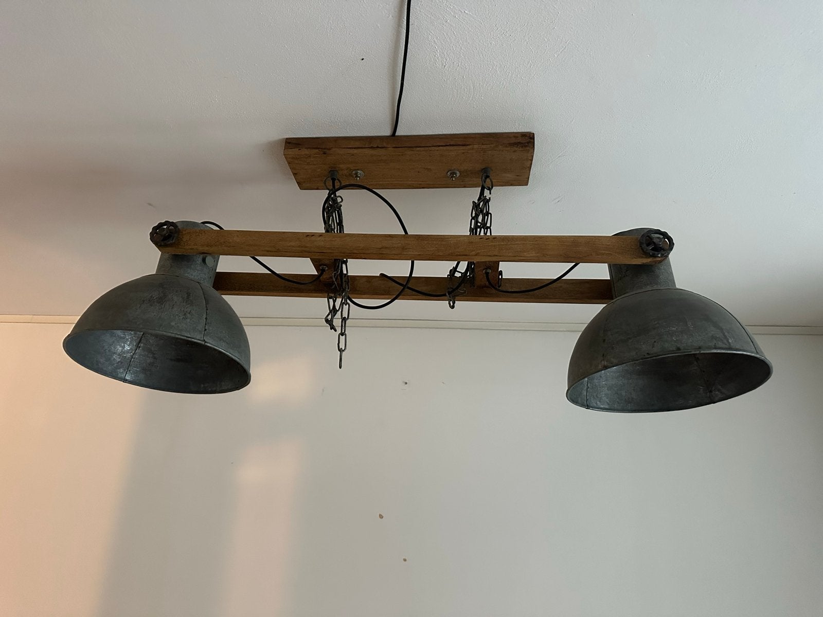 Industriële hanglamp met 2 zinken kappen en houten balk, Ophalen, Gebruikt, Hout, E27 (groot)