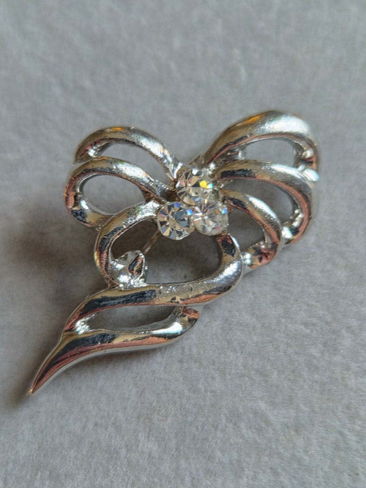 Vintage Broche met Strass Steentjes - Zilverkleurig, Overige materialen, 4 tot 7 cm, Gebruikt, Ophalen of Verzenden