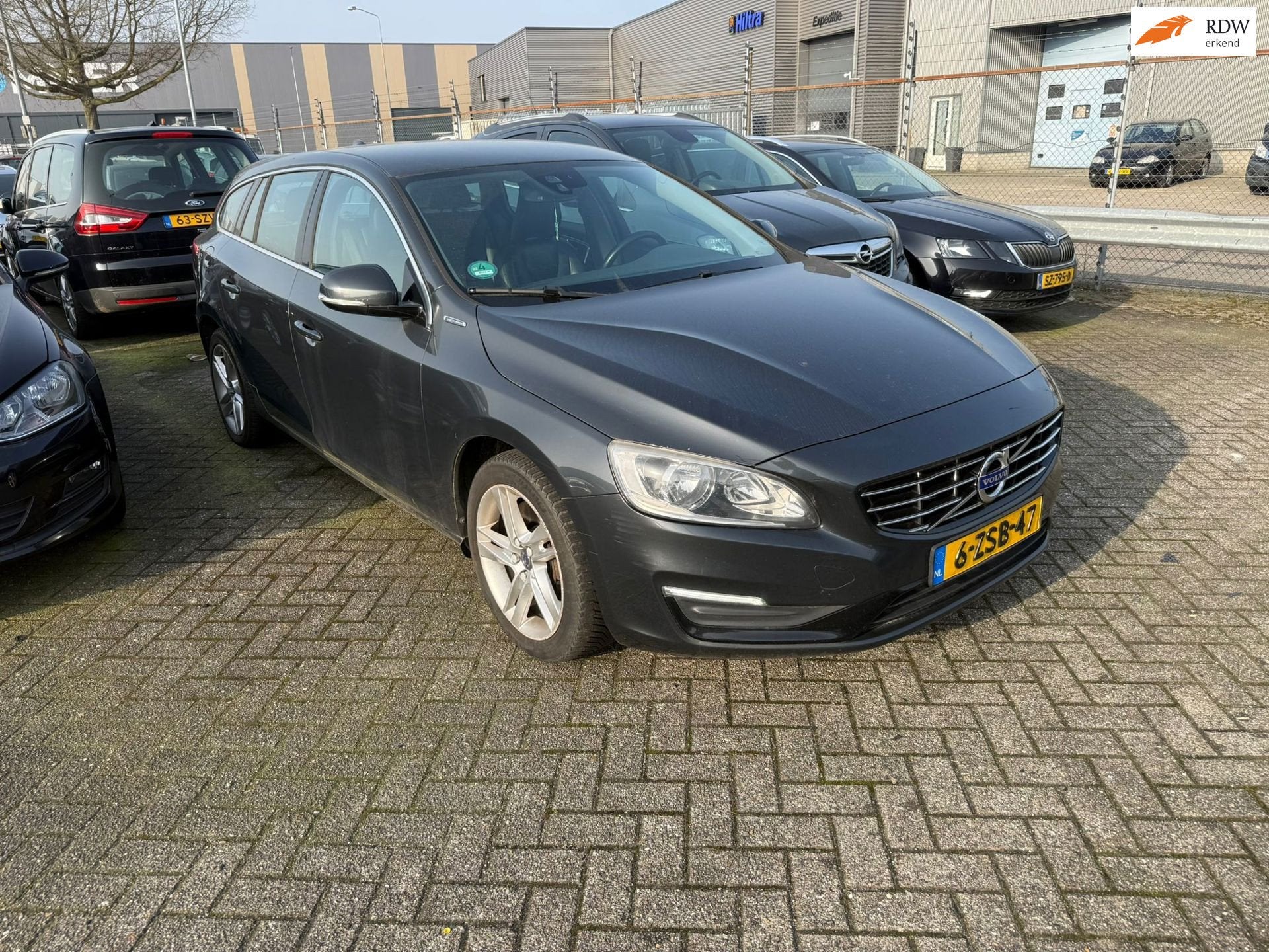 Volvo V60 2.4 D6 AWD Plug-In Hybrid Momentum EXPORT, Auto's, Automaat, Leder en Stof, Vierwielaandrijving, Zilver of Grijs