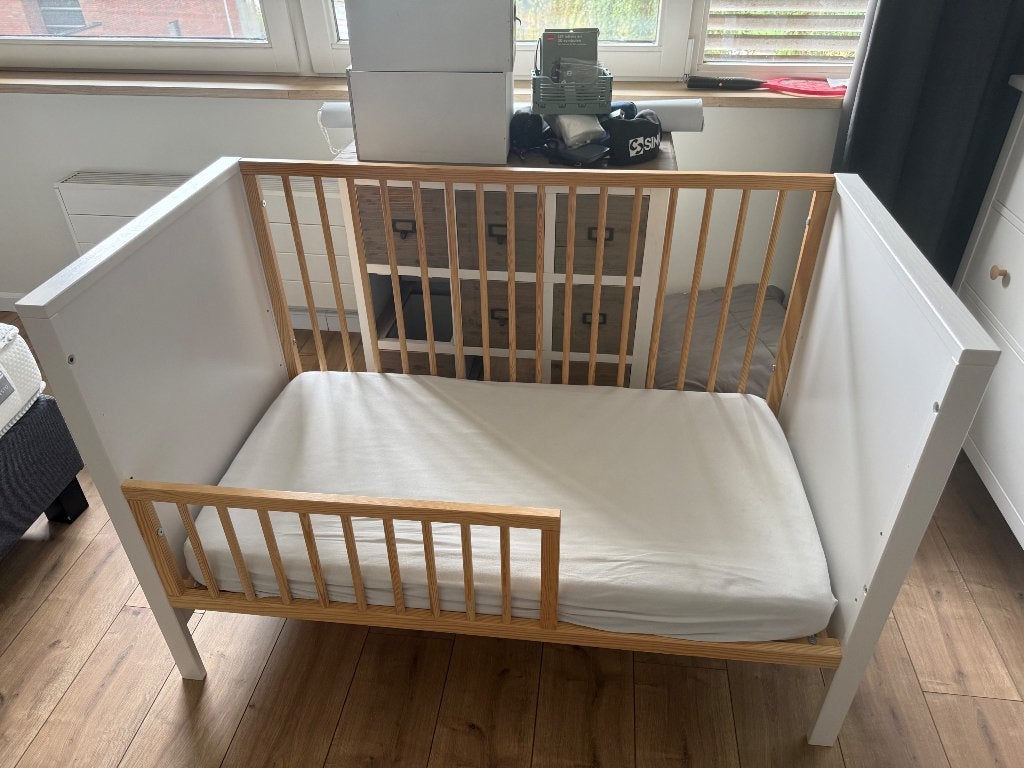 Baby-/peuterbed met Ikea Himlavalv matras, Gebruikt, Minder dan 140 cm, Minder dan 70 cm, Ophalen