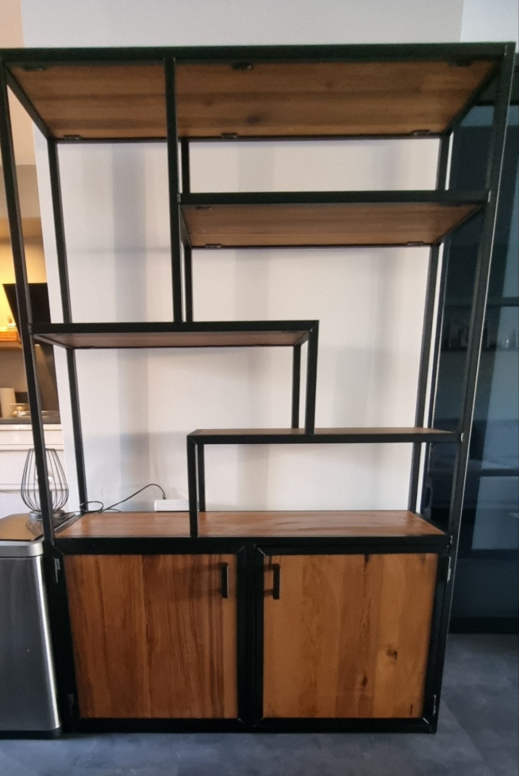 Eikenhouten kast met stalen frame - Veel opbergruimte, Huis en Inrichting, Kasten | Overige, Ophalen, Gebruikt