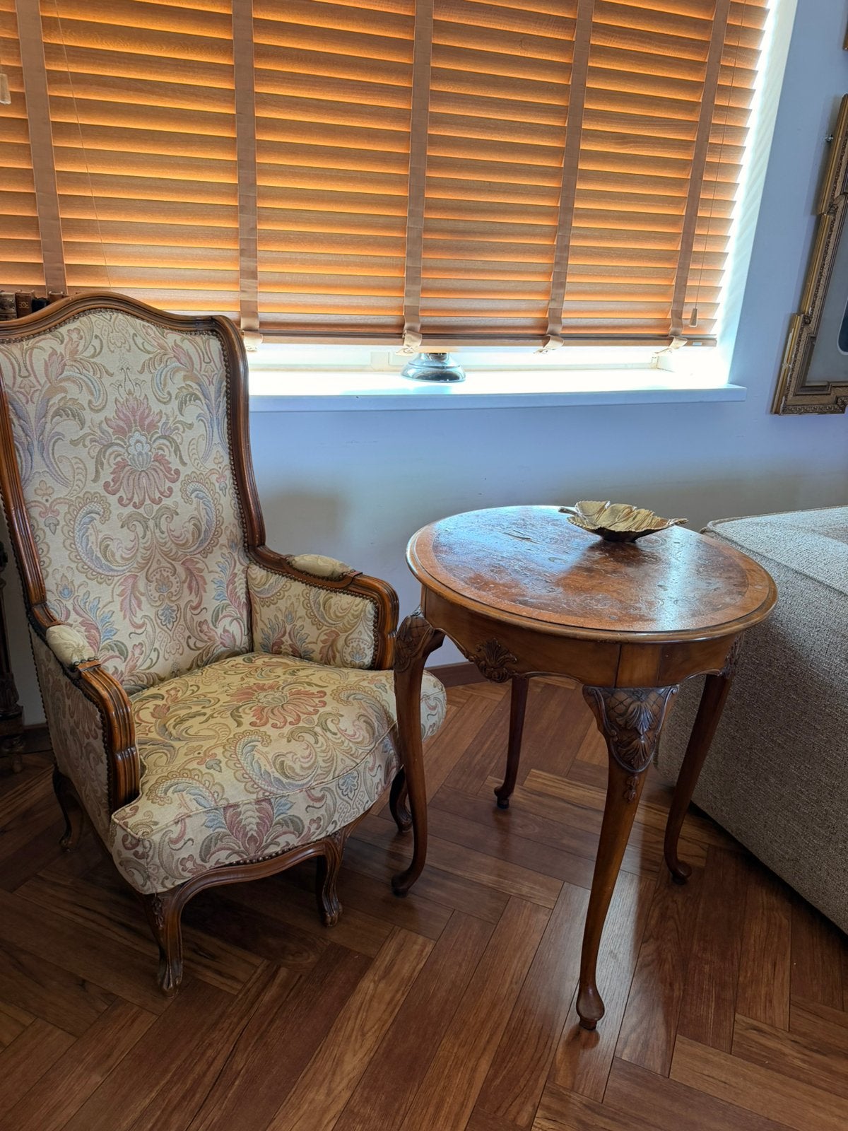 Antiek Louis XV dames fauteuiltje Met bijzet tafel, Ophalen of Verzenden, Gebruikt, Minder dan 75 cm, 50 tot 75 cm