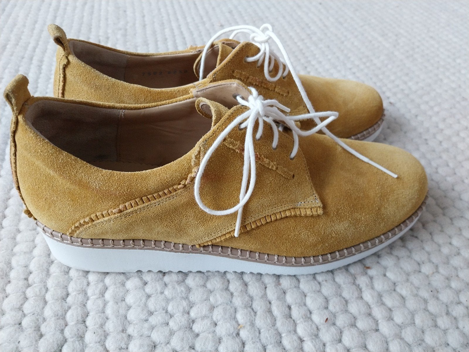 Durea gele suede veterschoenen, maat 6,5/40 G. Nieuw, Kleding | Dames, Schoenen, Durea, Schoenen met lage hakken, Geel, Nieuw