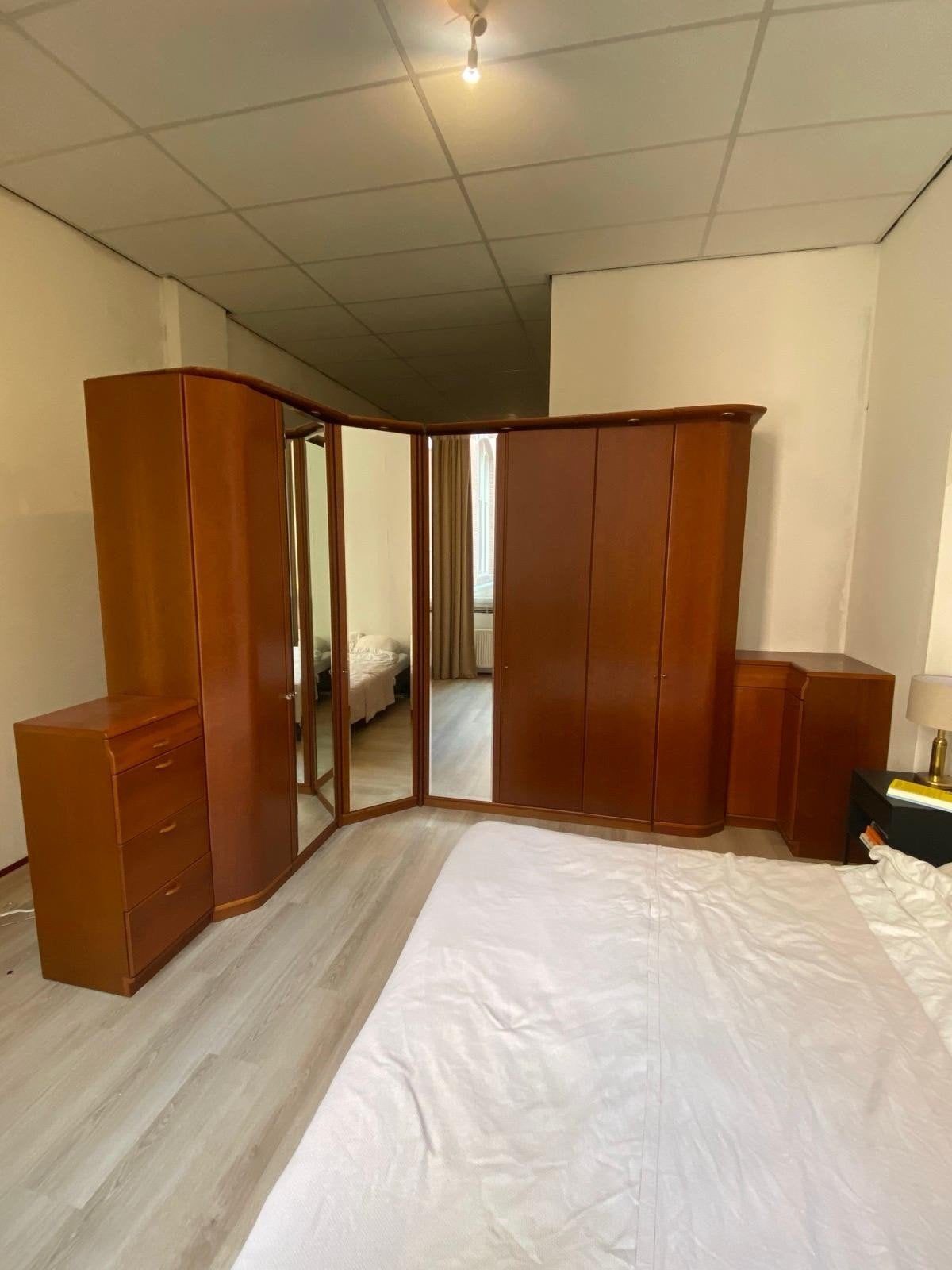 Hülsta kledingkast met 3 spiegeldeuren - brengen i.o., Huis en Inrichting, Modern, Klassiek, Gebruikt, 200 cm of meer, Overige houtsoorten