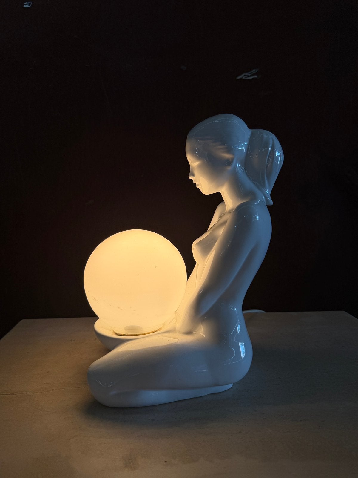 Art deco lamp vrouw met bol, Antiek en Kunst, Antiek | Lampen, Ophalen of Verzenden
