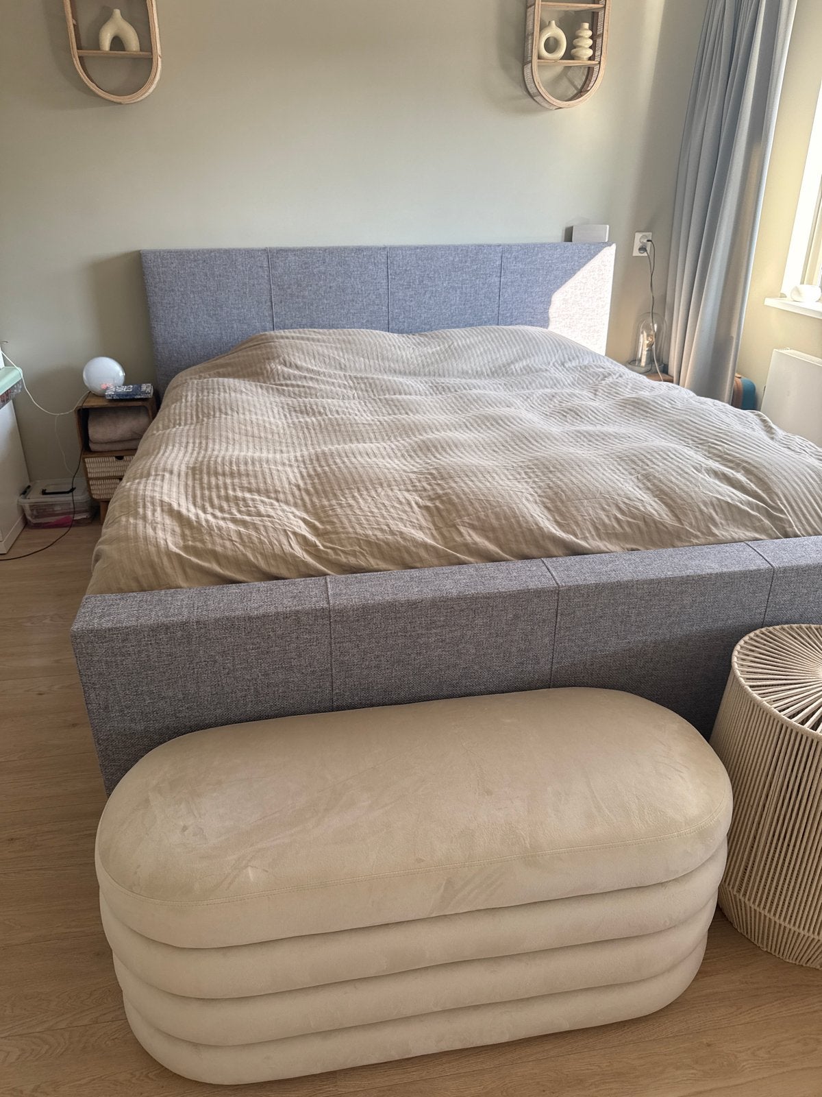 Modern grijs tweepersoonsbed met gestoffeerd hoofdbord, Ophalen, Tweepersoons, Zo goed als nieuw, 180 cm