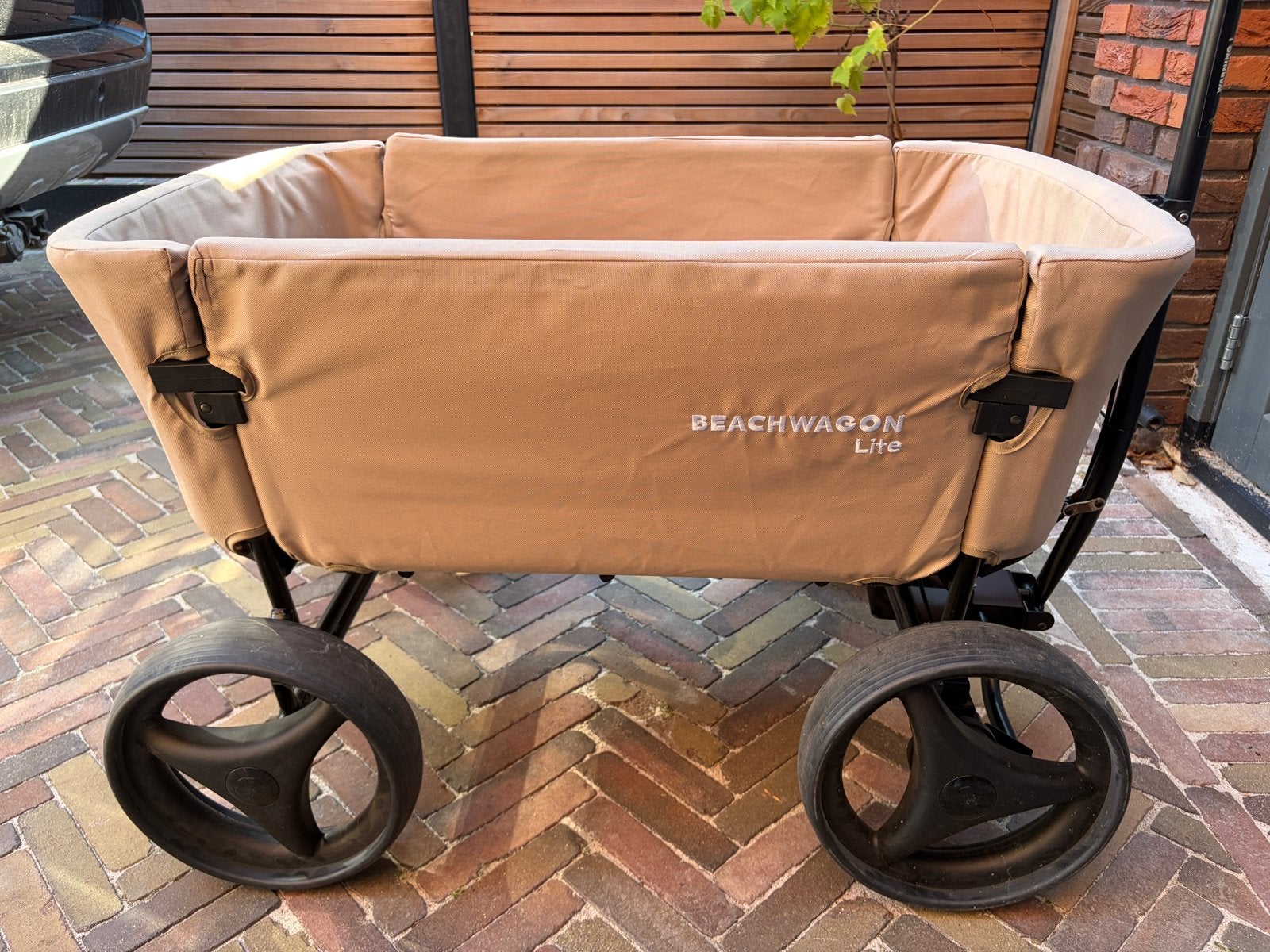 Beachwagon Lite met rem - opvouwbare bolderkar - beige, Caravans en Kamperen, Bolderkarren, Ophalen, Opvouwbaar, Zo goed als nieuw