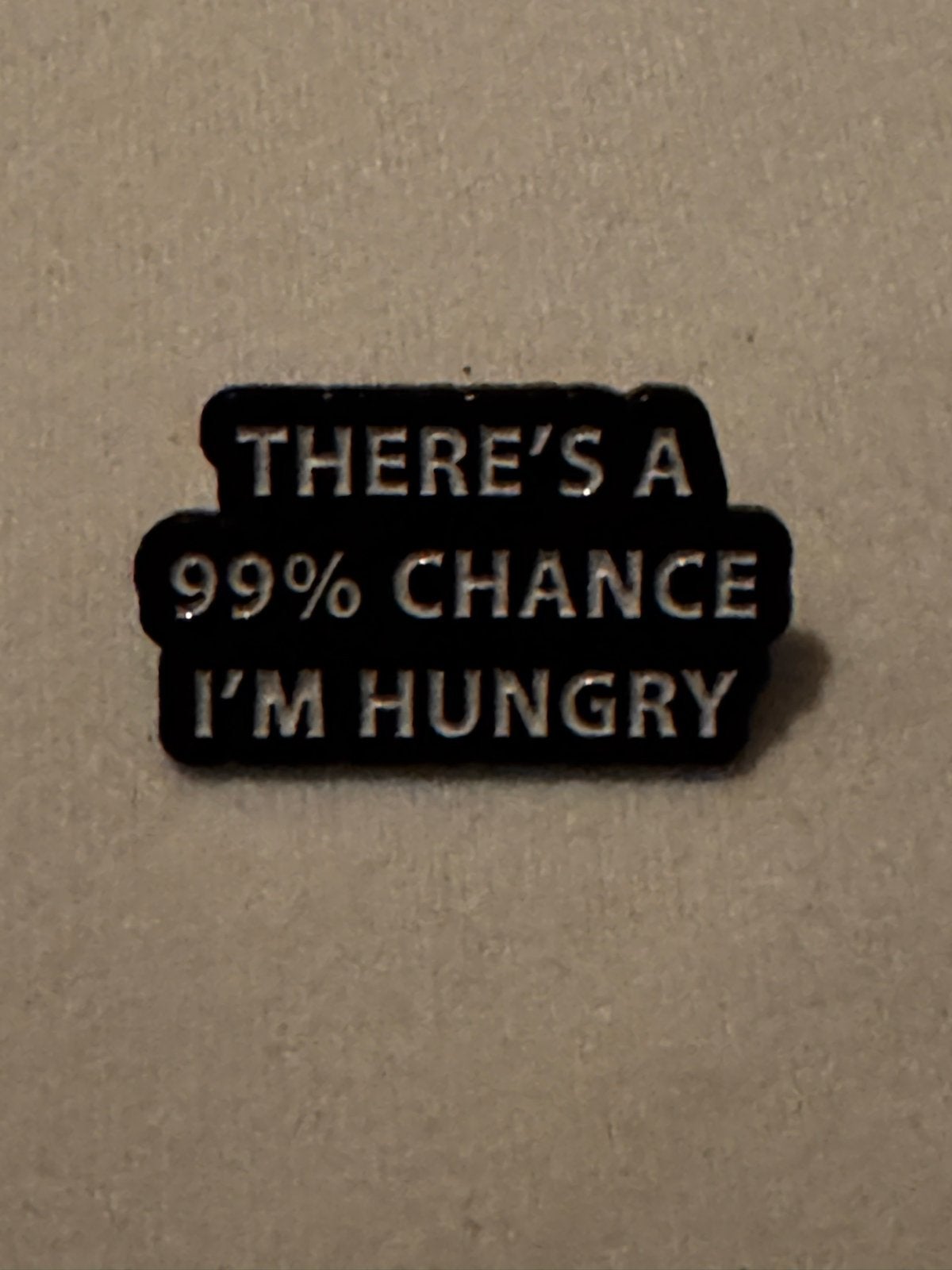 Grappige Broche met Tekst: "99% Kans Honger", Overige materialen, Zwart, Minder dan 4 cm, Nieuw