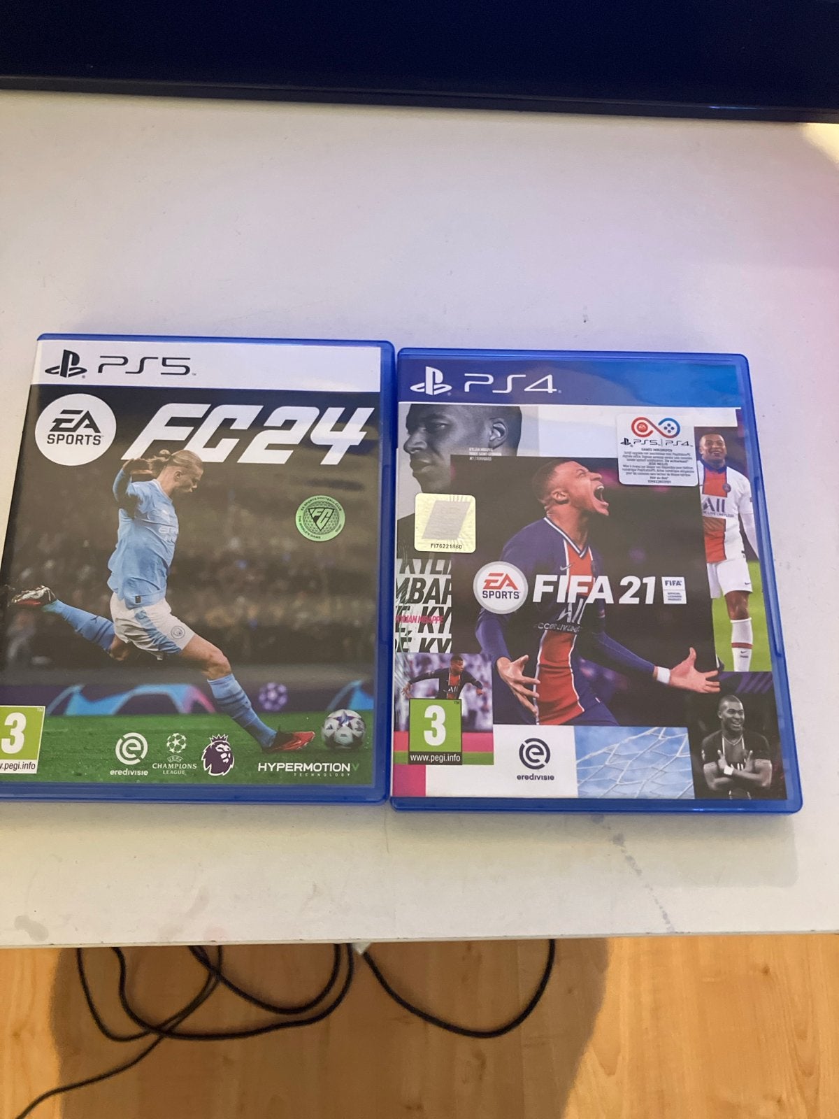 FC 24 (PS5) en FIFA 21 (PS4) Voetbal Games Bundel, Ophalen, Eén computer, Zo goed als nieuw, Sport