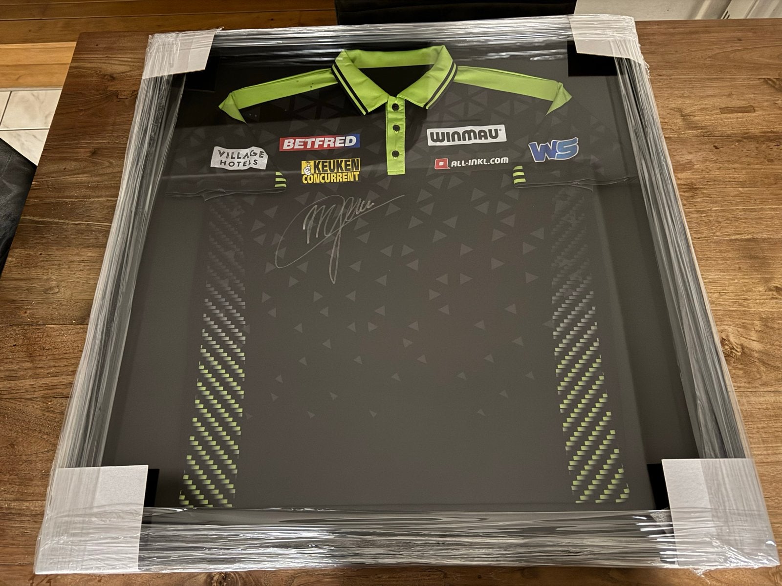 Gesigneerd en gedragen Michael van Gerwen shirt ingelijst, Ophalen, Zo goed als nieuw, Overige sporten, Shirt