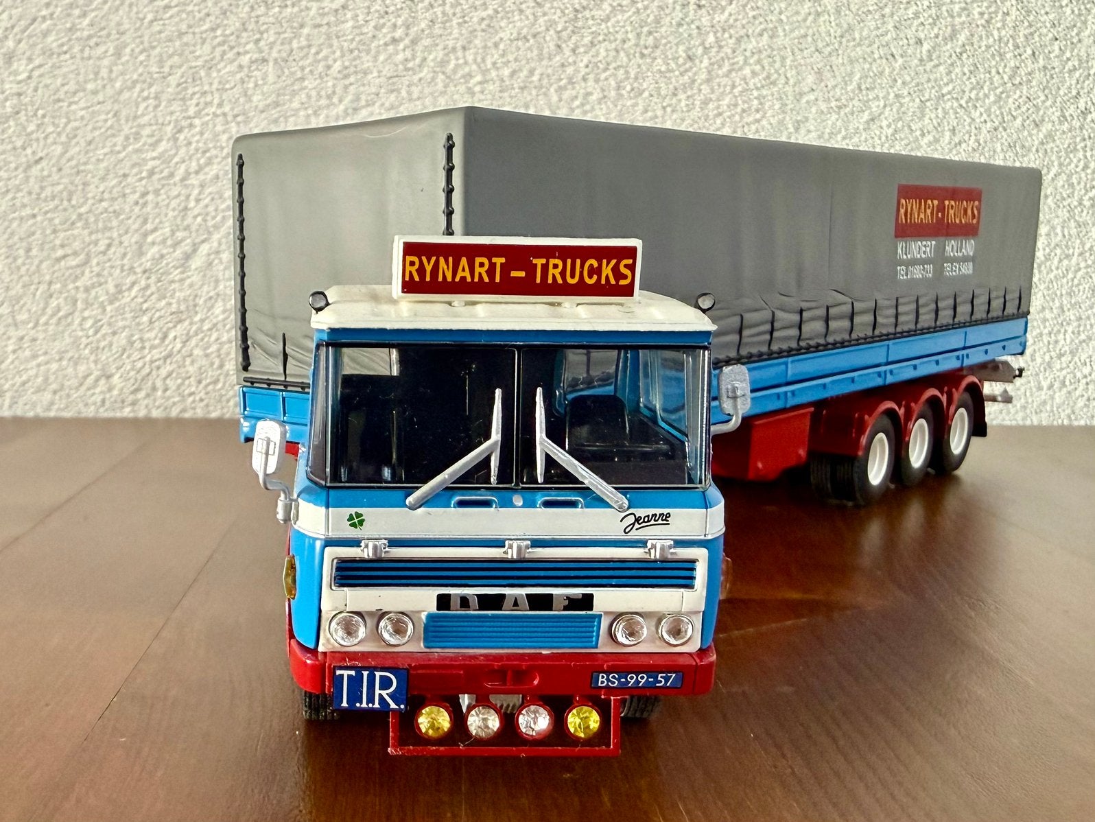 WSI Rynart Trucks, DAF 2600 +3-axle Classic Curtain trailer, Ophalen of Verzenden, Zo goed als nieuw, Bus of Vrachtwagen, Wsi