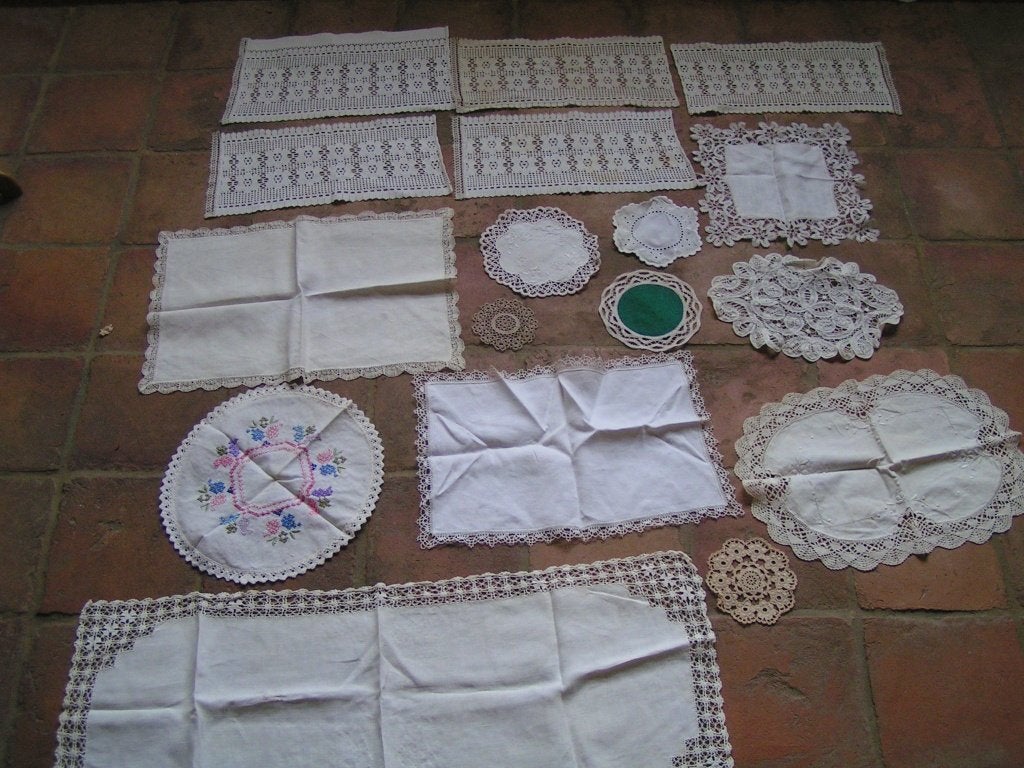 16 kanten kleedjes oa geklost nr BB 1269, Antiek en Kunst, Verzenden