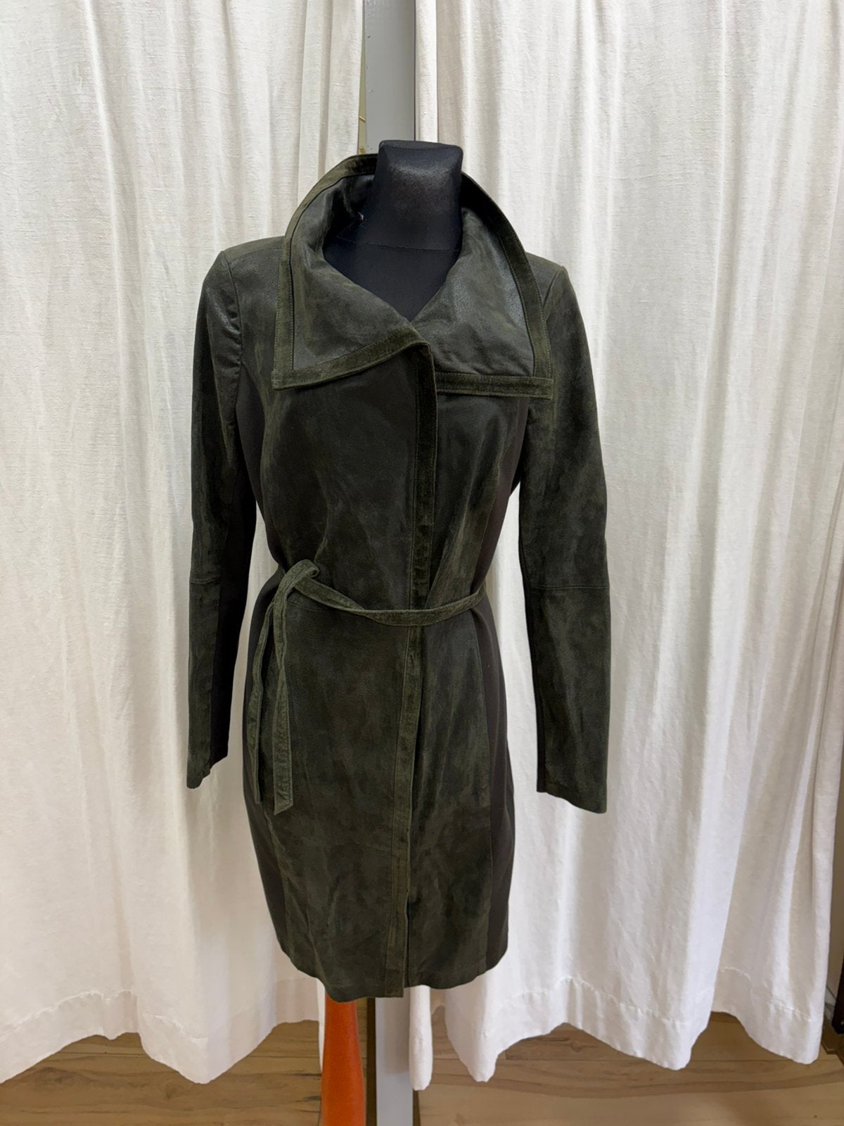 Mart Visser trenchcoat maat 42 suede kaki, Kleding | Dames, Ophalen of Verzenden, Zo goed als nieuw, Maat 42/44 (L), Overige kleuren