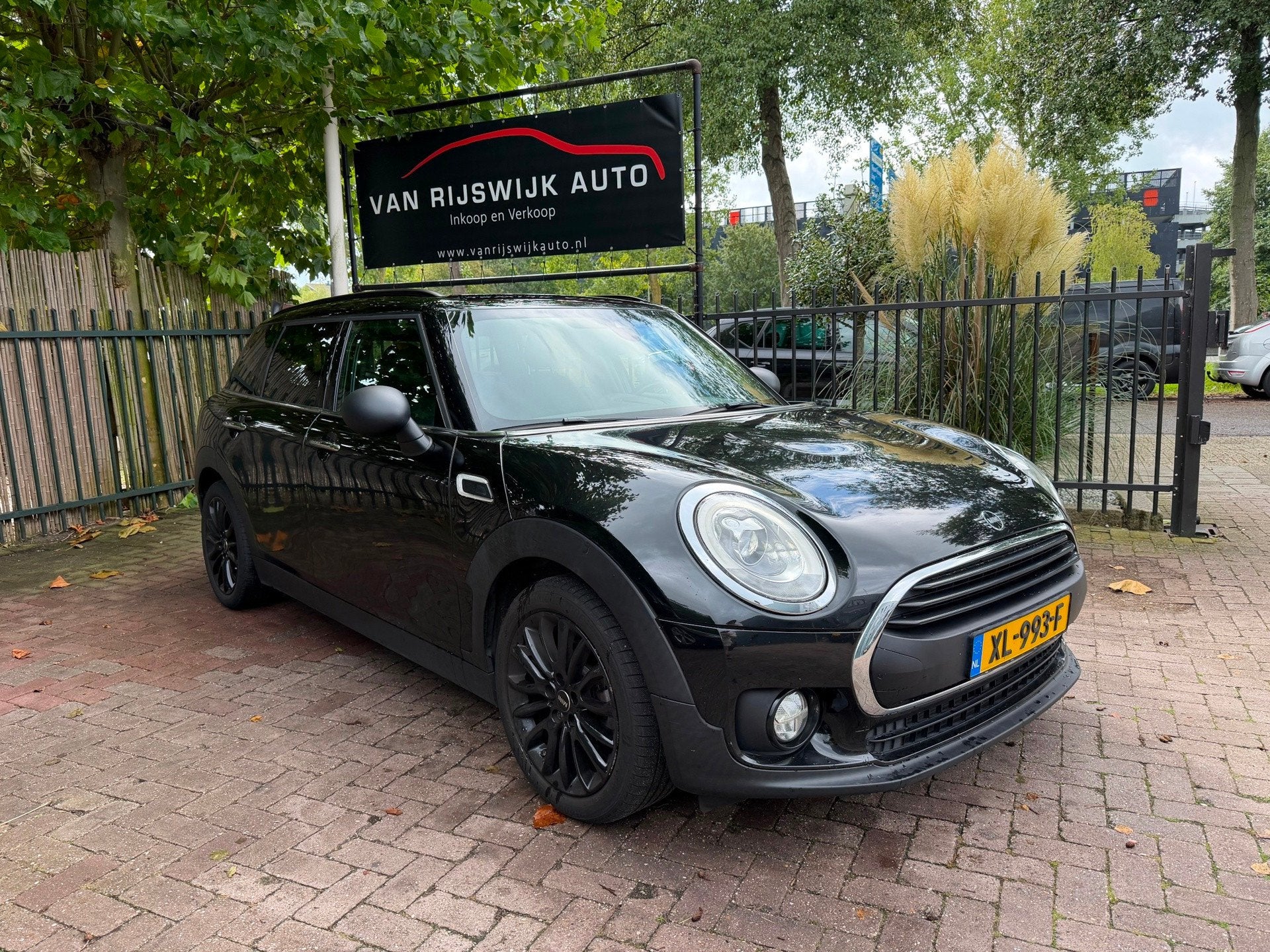 Mini Clubman 1.5 One Business Xenon Nav Clima EX BPM, Auto's, Voorwielaandrijving, Gebruikt, Zwart, Handgeschakeld
