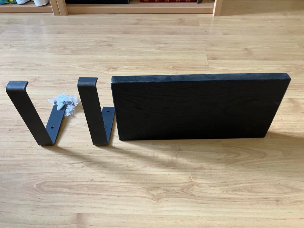 Zwarte wandplank met 2 stalen beugels, Ophalen, Zo goed als nieuw