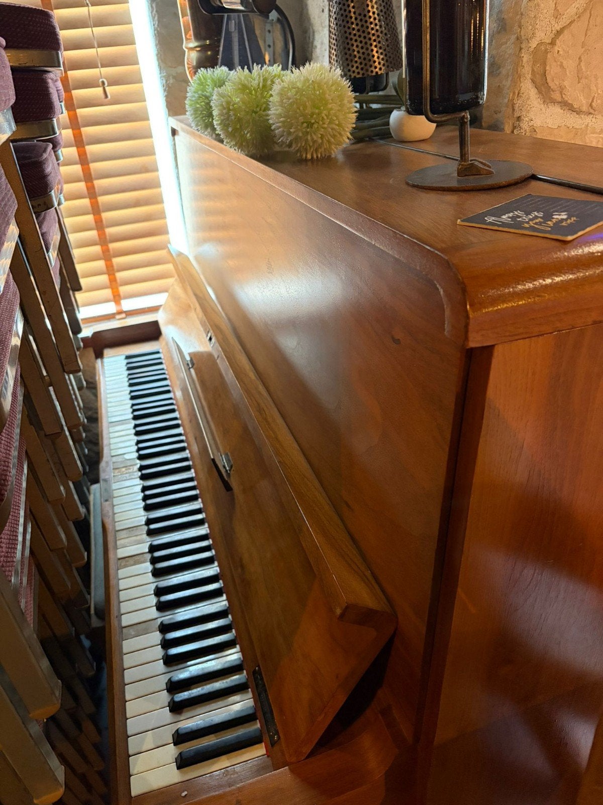 Mooie piano met een paar  loszittende toetsen, Ophalen of Verzenden, Gebruikt, Bruin, Piano