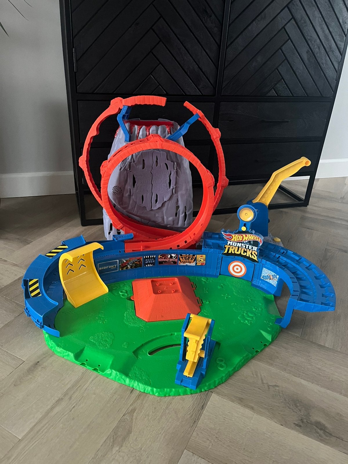 Mooie Hot Wheels Monster Trucks Vulkaanarena, Ophalen, Zo goed als nieuw